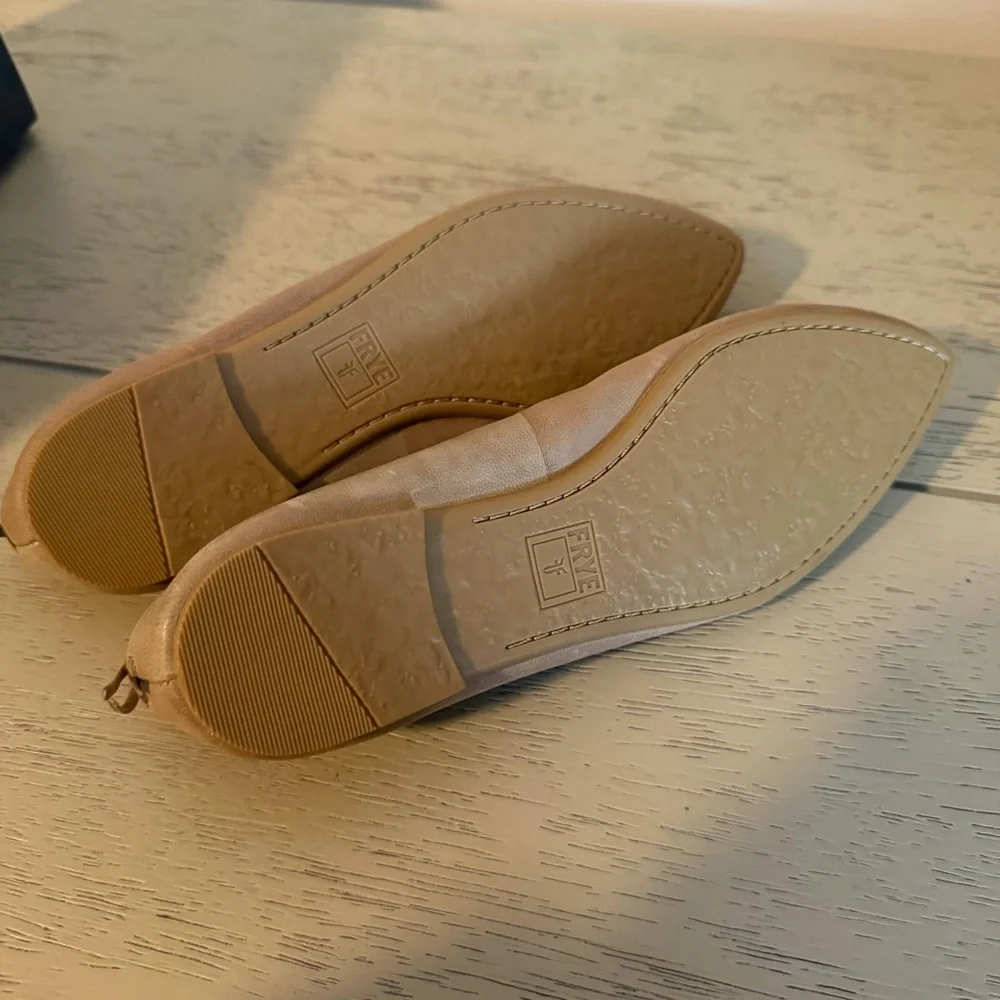 $148 NIB Frye 6.5 Ash Gray Regina Italian Leather Flats Round Toe Padded Insoles